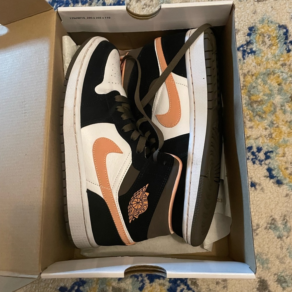 Jordan 1 Mid SE Peach Mocha